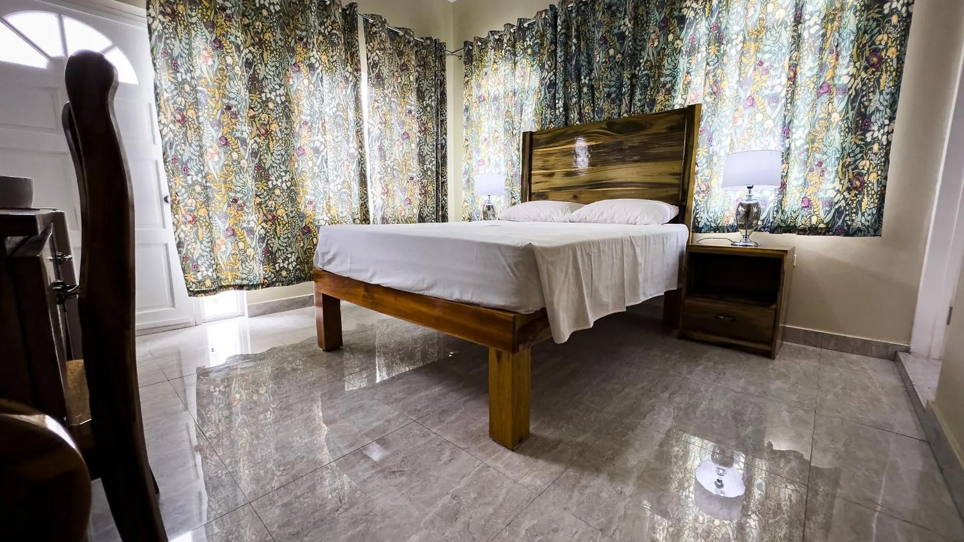 Hotel Demaroys Treasure Beach Affittacamere